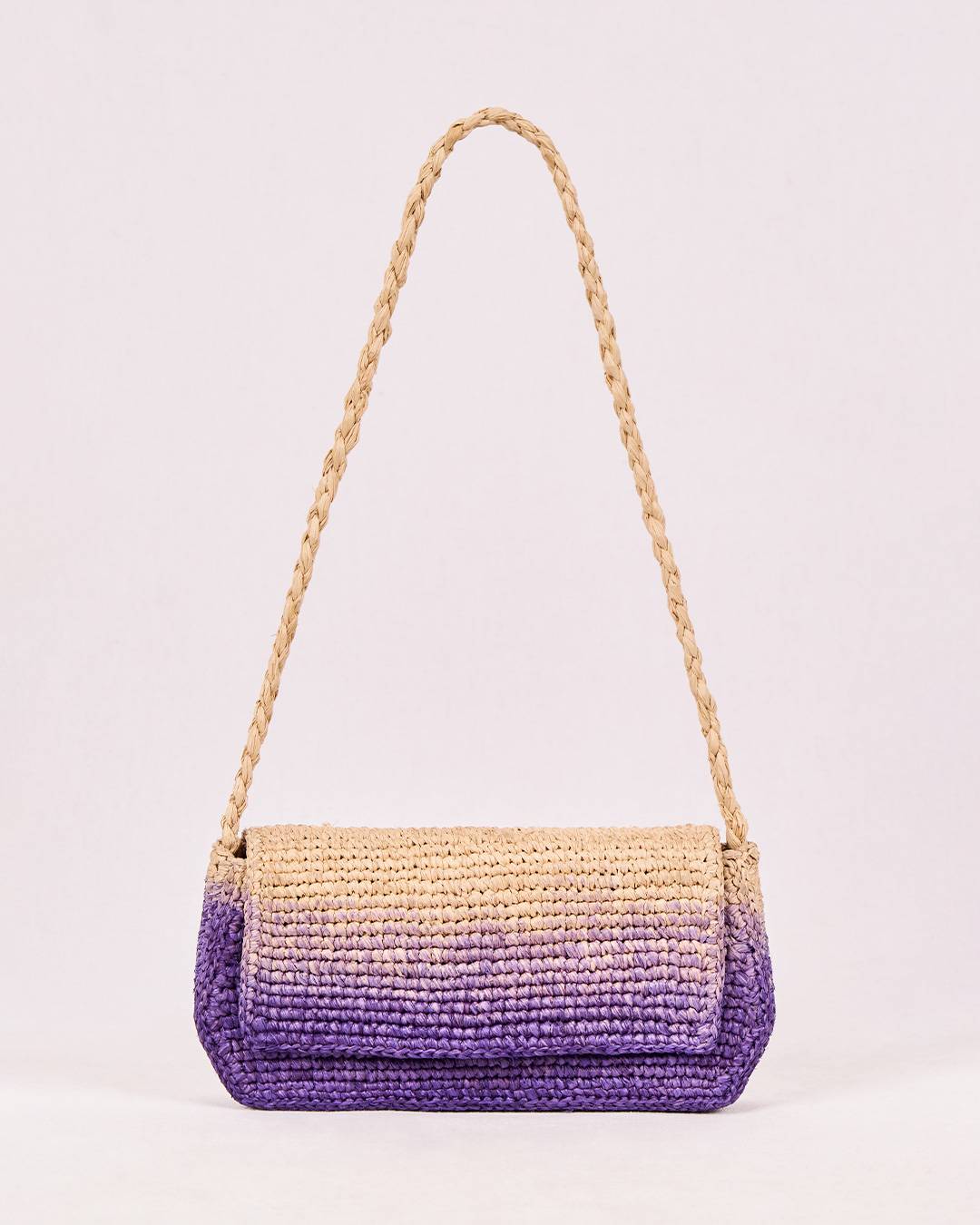 Sac Aira en raphia teinté en violet artisanalement, élégant et éco-responsable, vue de face
