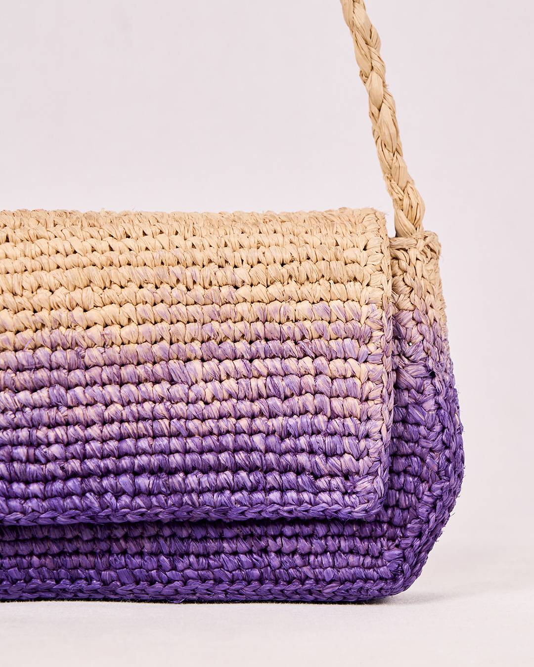 Sac Aira en raphia teinté en violet artisanalement, élégant et éco-responsable, vue de zoomée