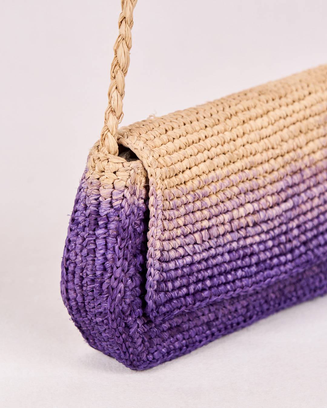 Sac Aira en raphia teinté en violet artisanalement, élégant et éco-responsable, vue de profile