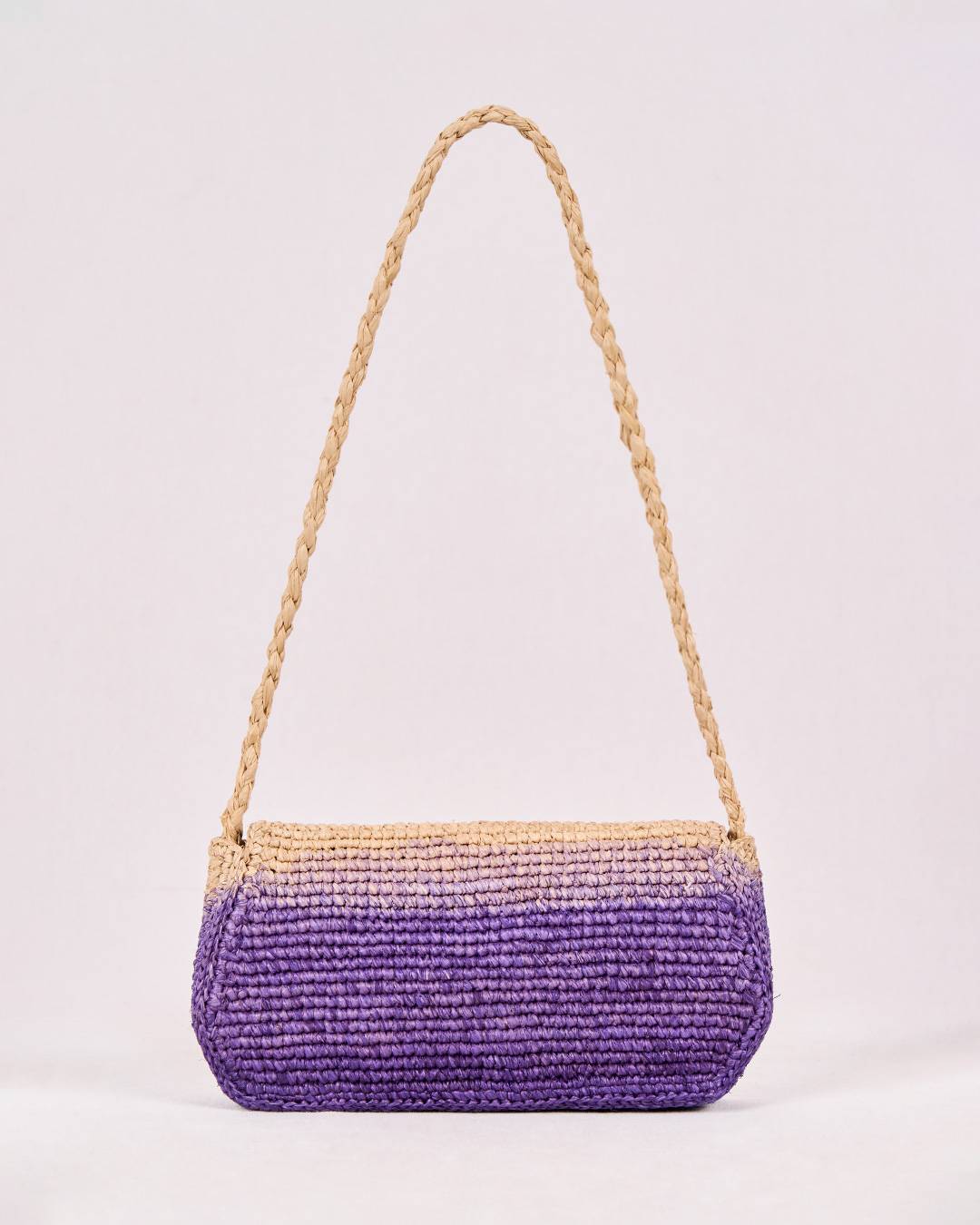 Sac Aira en raphia teinté en violet artisanalement, élégant et éco-responsable, vue de dos