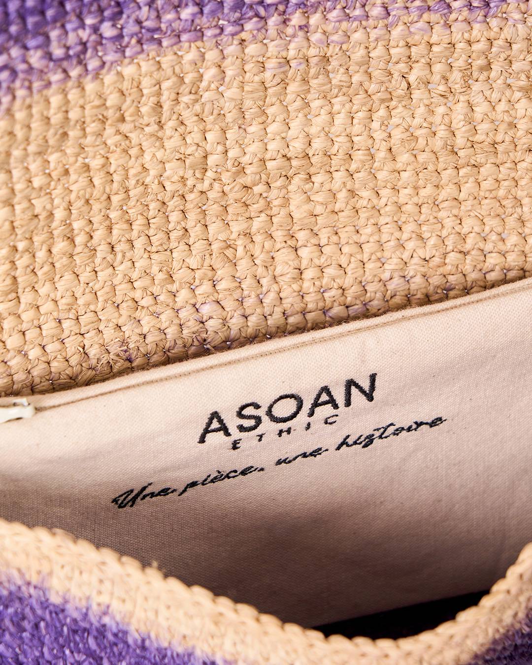 Sac Aira en raphia teinté en violet artisanalement, élégant et éco-responsable