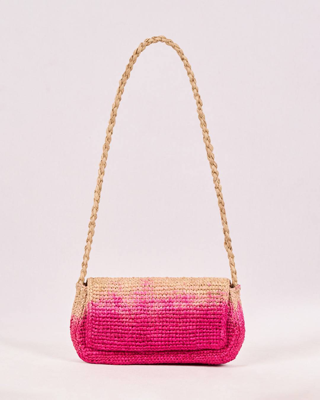 Sac Aira en raphia teinté en rose artisanalement, élégant et éco-responsable, vue de face