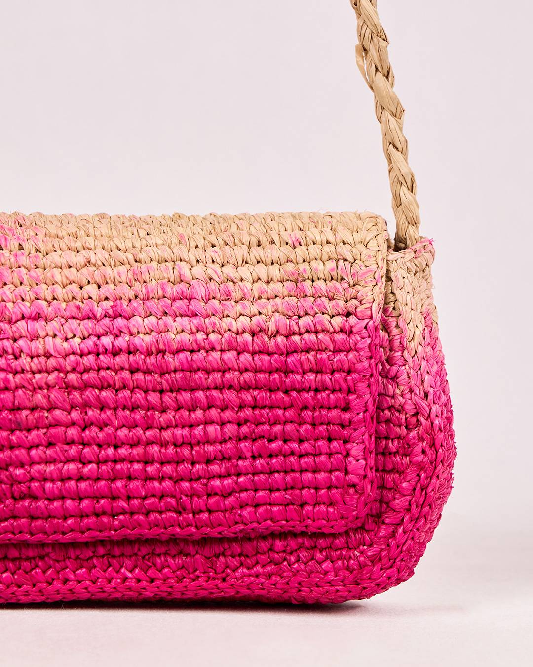 Sac Aira en raphia teinté en rose artisanalement, élégant et éco-responsable, vue de zoomée