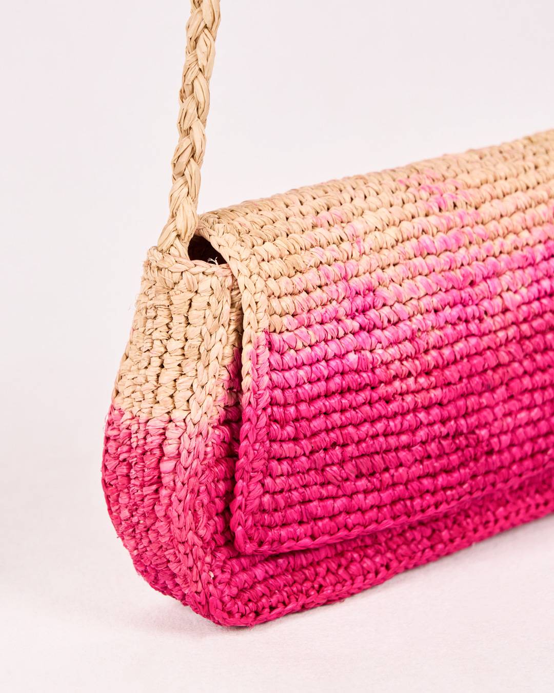 Sac Aira en raphia teinté en rose artisanalement, élégant et éco-responsable, vue de côté