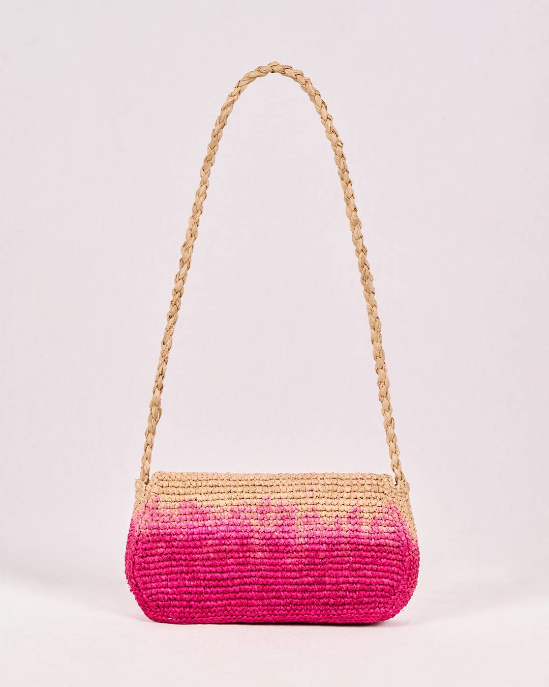 Sac Aira en raphia teinté en rose artisanalement, élégant et éco-responsable, vue de dos