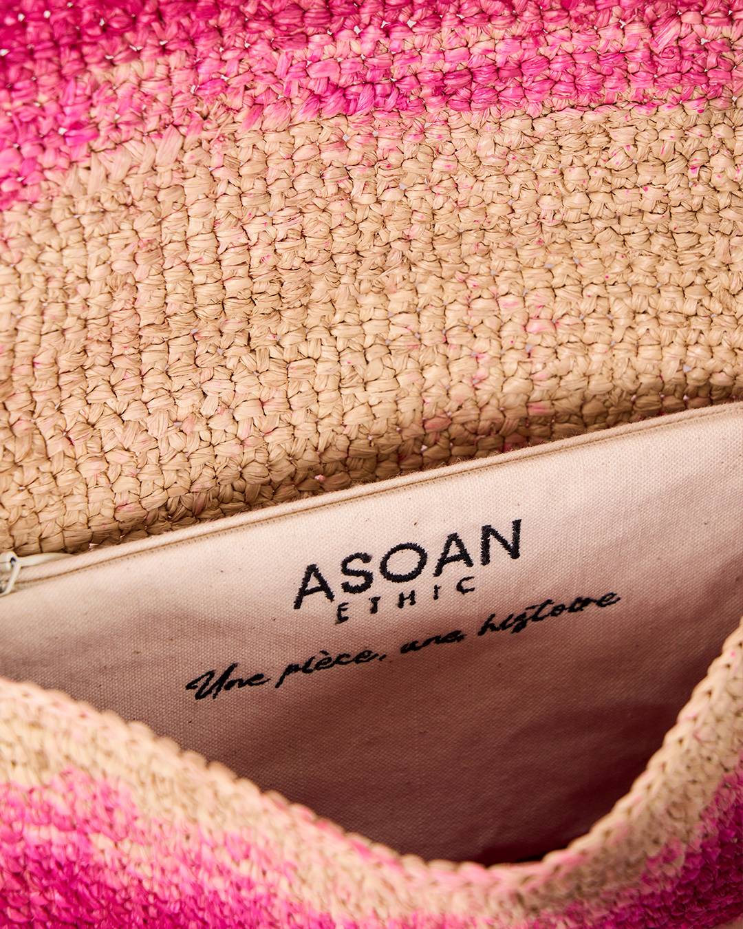 Sac Aira en raphia teinté en rose artisanalement, élégant et éco-responsable