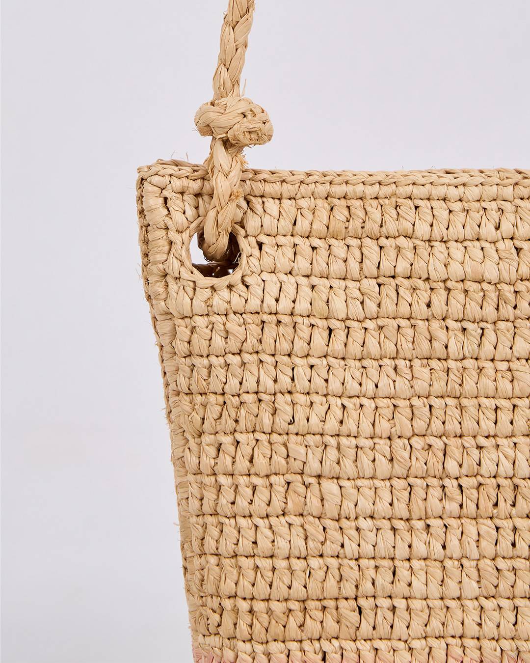 Sac AVANA en raphia crocheté teinté en dégradé rouge, grand format élégant pour ville et escapades, vue zoomée