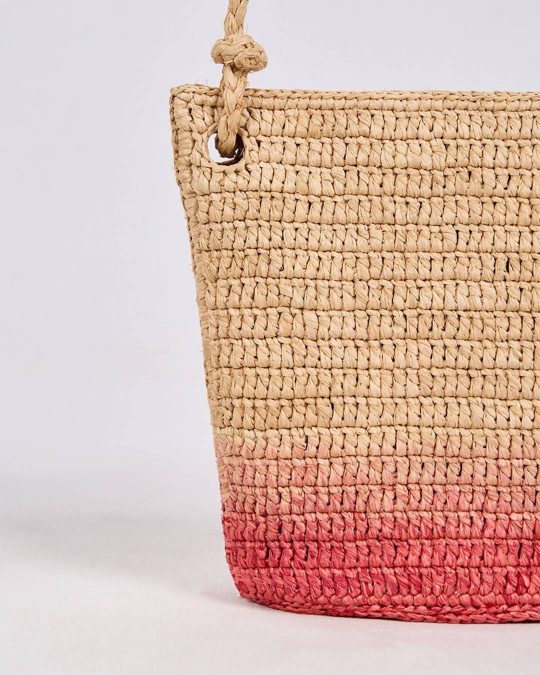 Sac AVANA en raphia crocheté teinté en dégradé rouge, grand format élégant pour ville et escapades, vue zoomée