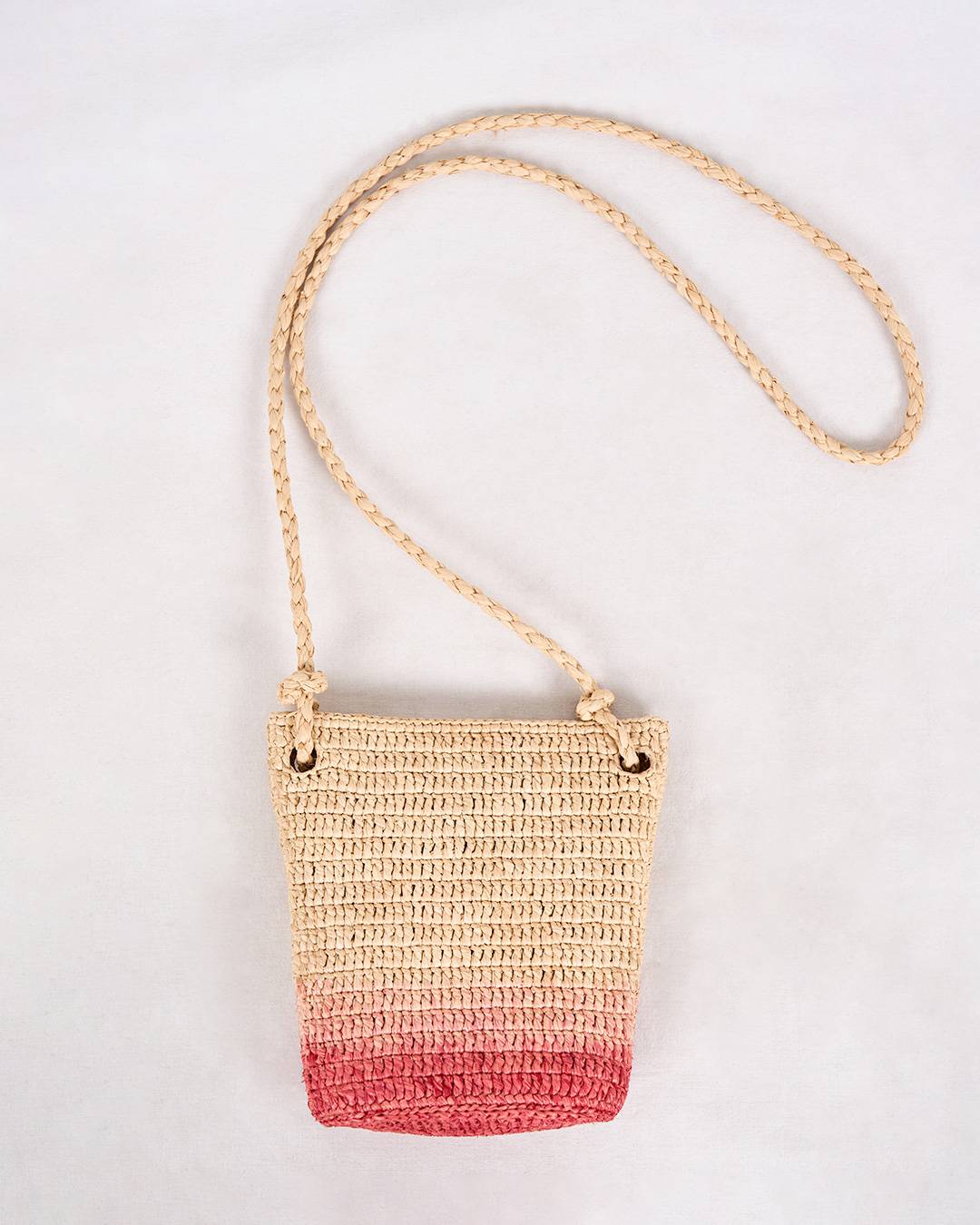 Sac AVANA en raphia crocheté teinté en dégradé rouge, grand format élégant pour ville et escapades, vue à plat