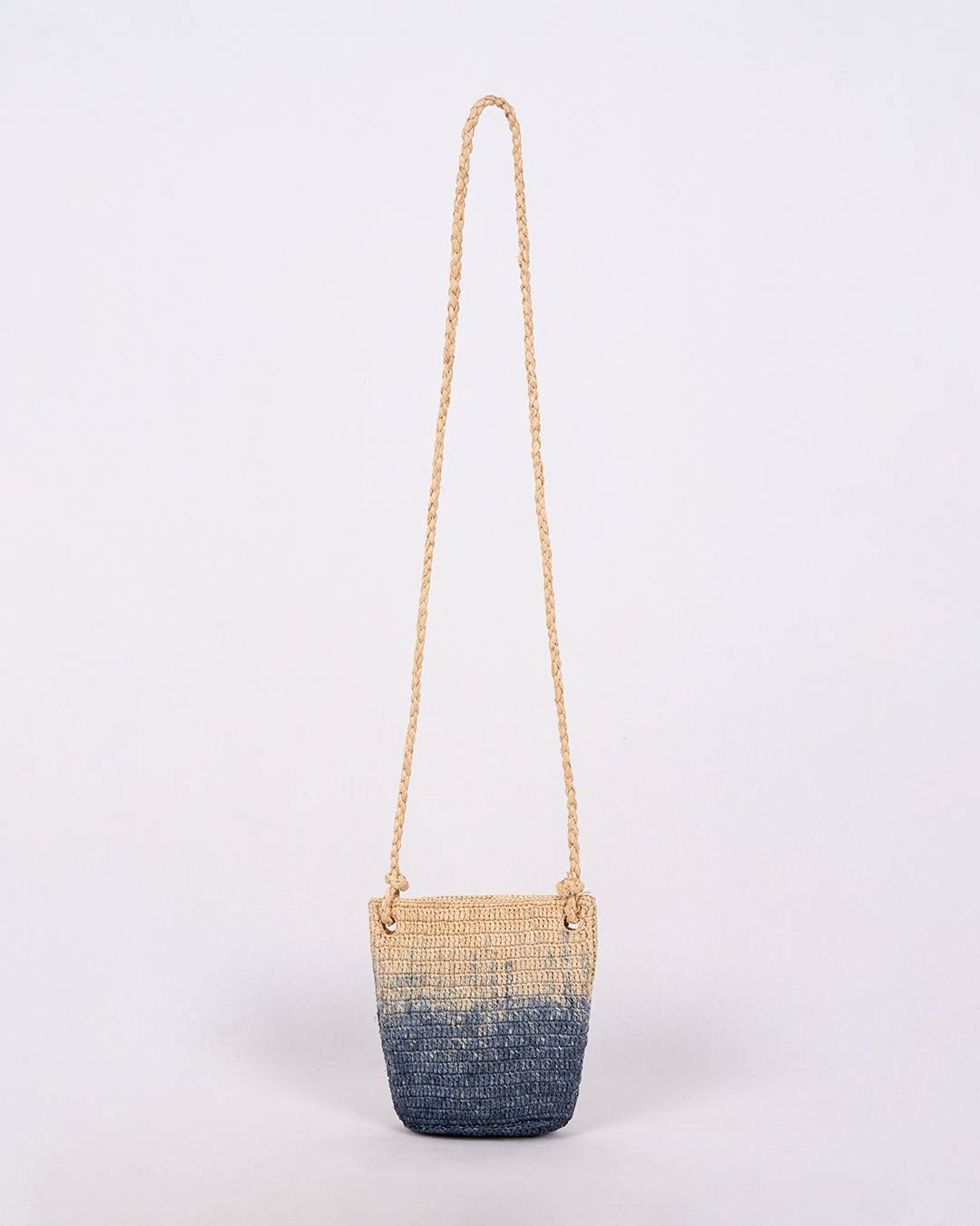 Sac AVANA en raphia crocheté teinté en dégradé de bleu, grand format élégant pour ville et escapades, vue de face