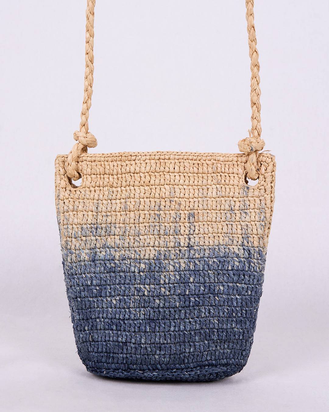 Sac AVANA en raphia crocheté teinté en dégradé de bleu, grand format élégant pour ville et escapades, vue de face
