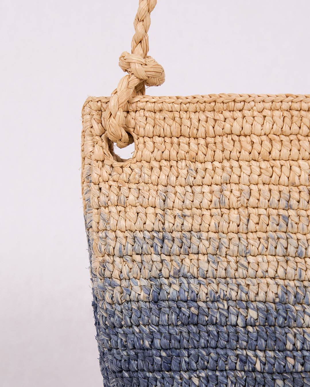 Sac AVANA en raphia crocheté teinté en dégradé de bleu, grand format élégant pour ville et escapades, vue de zoomée