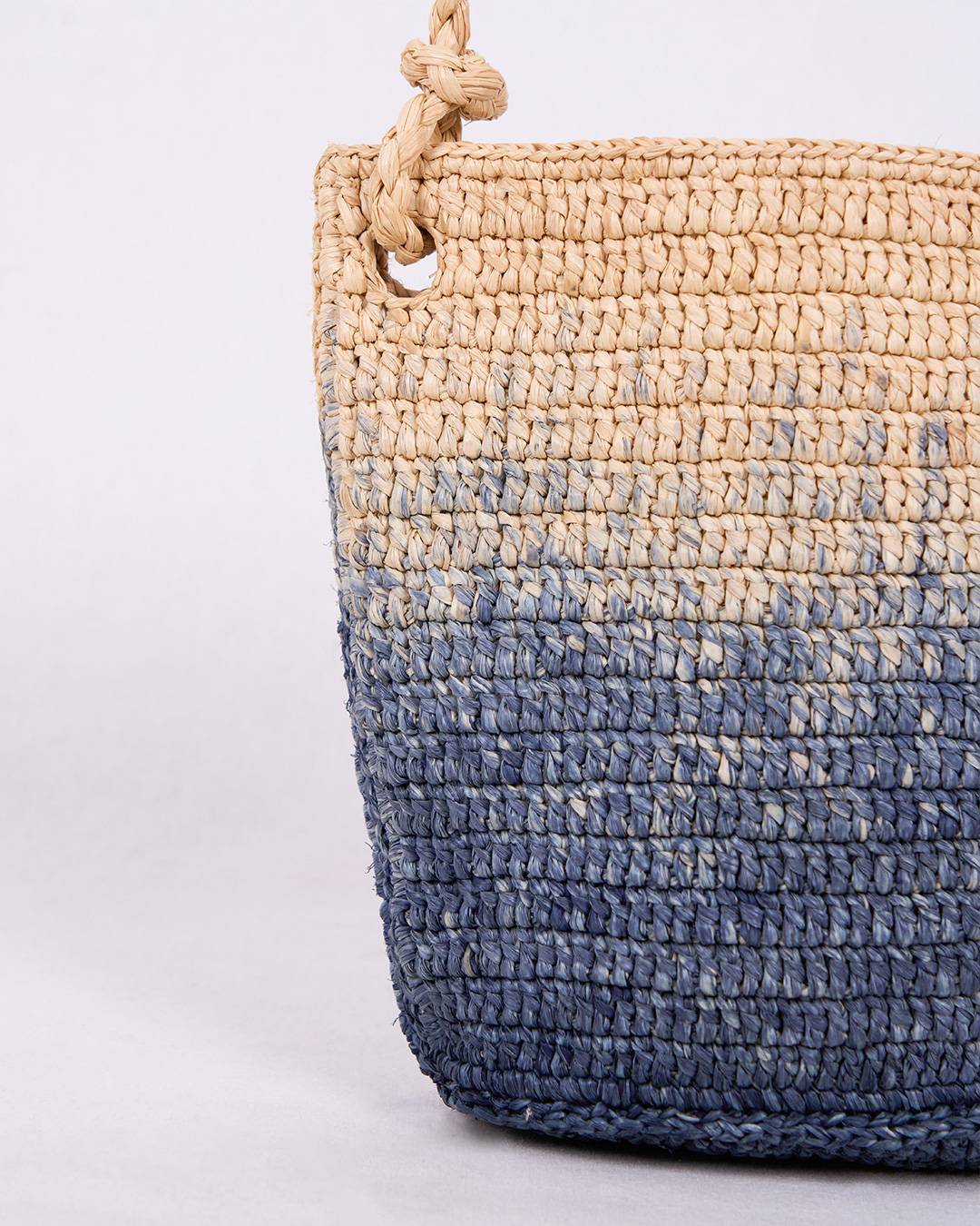 Sac AVANA en raphia crocheté teinté en dégradé de bleu, grand format élégant pour ville et escapades, vue de zoomée