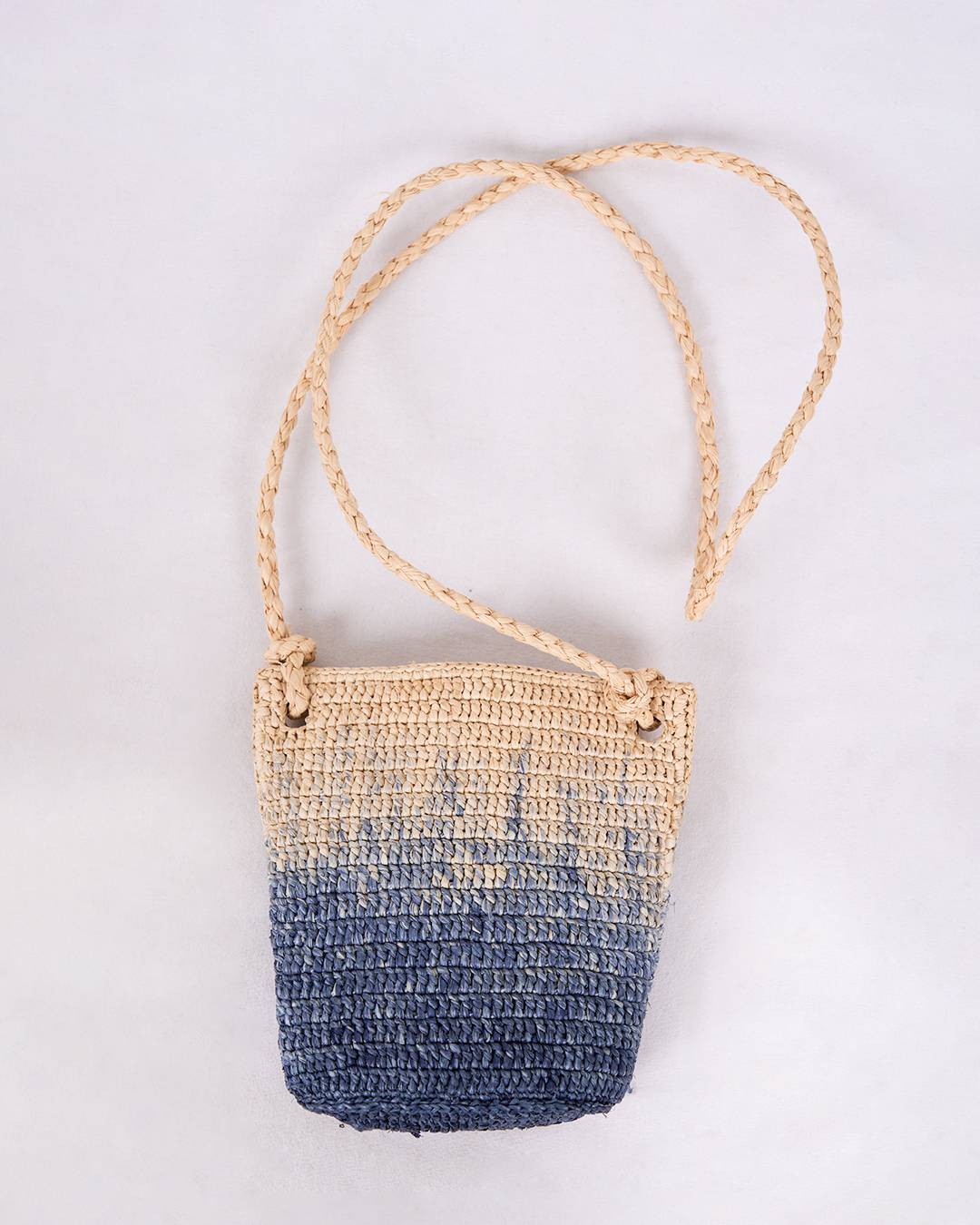 Sac AVANA en raphia crocheté teinté en dégradé de bleu, grand format élégant pour ville et escapades, vue à plat