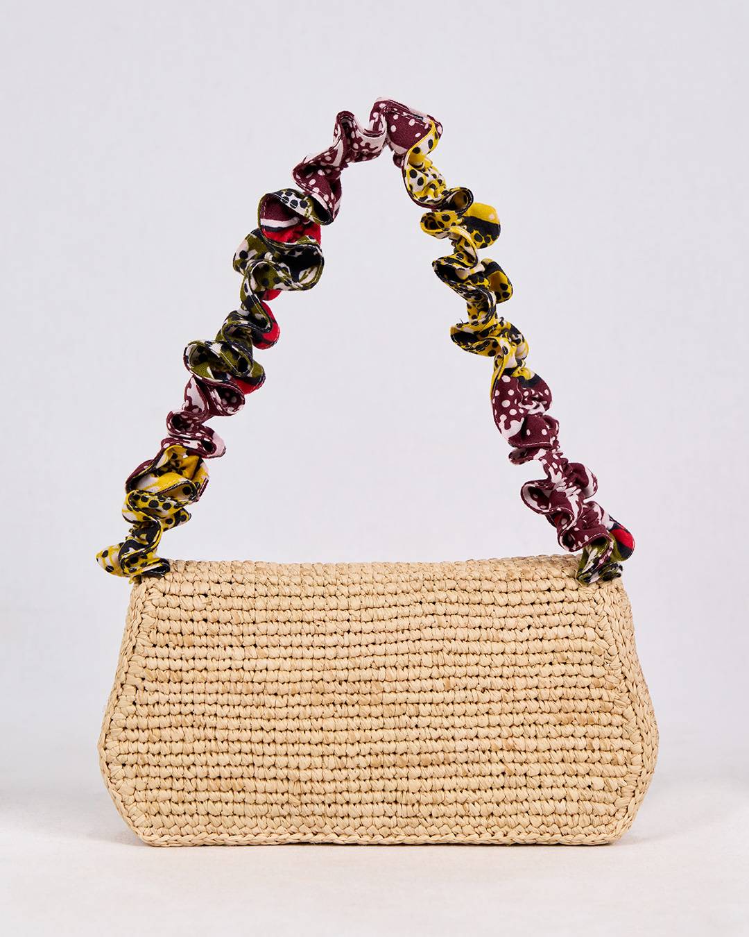 Sac FARA en raphia et tissu wax rouge et vert mélange de tradition et modernité, vue de dos