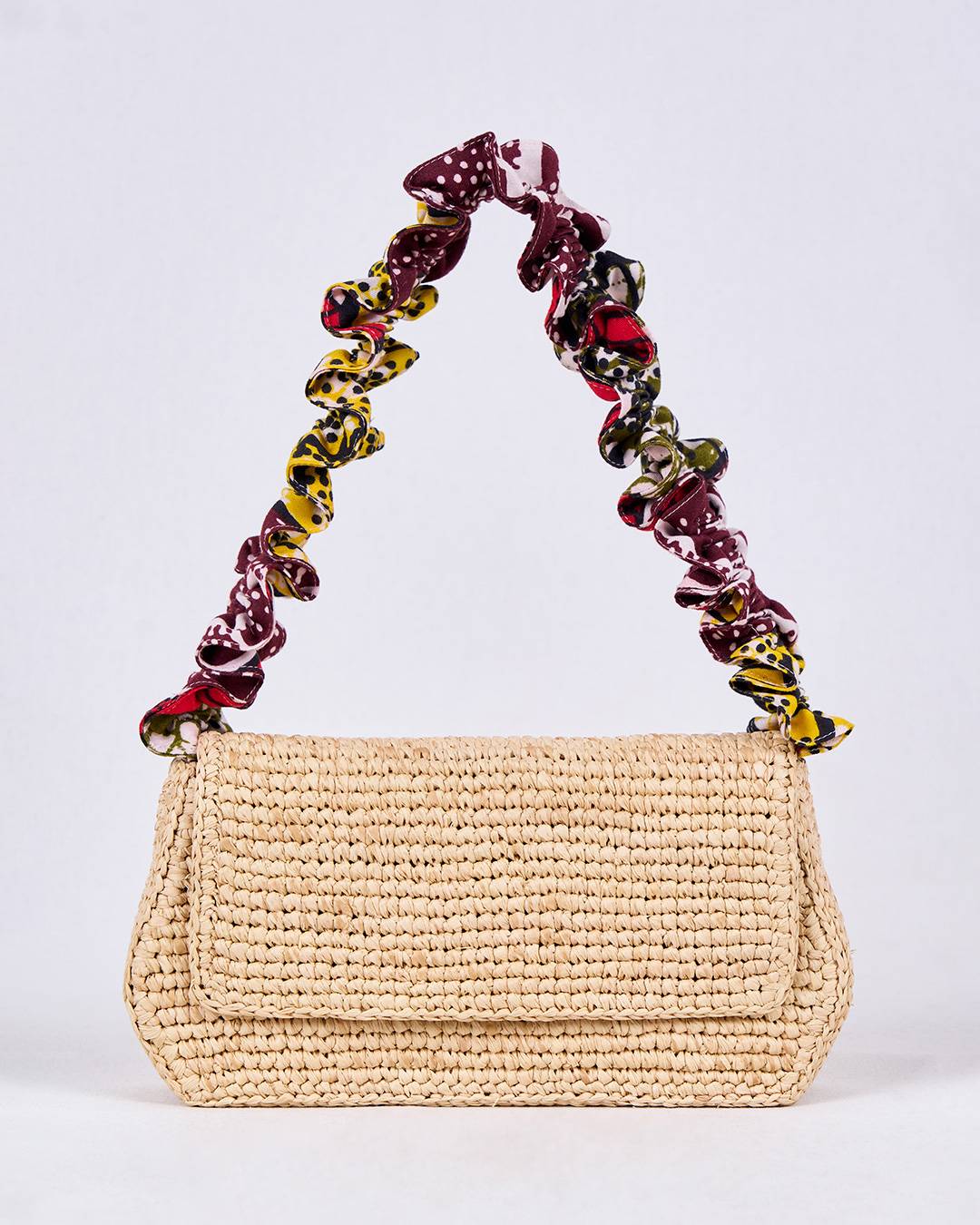 Sac FARA en raphia et tissu wax rouge et vert mélange de tradition et modernité, vue de face