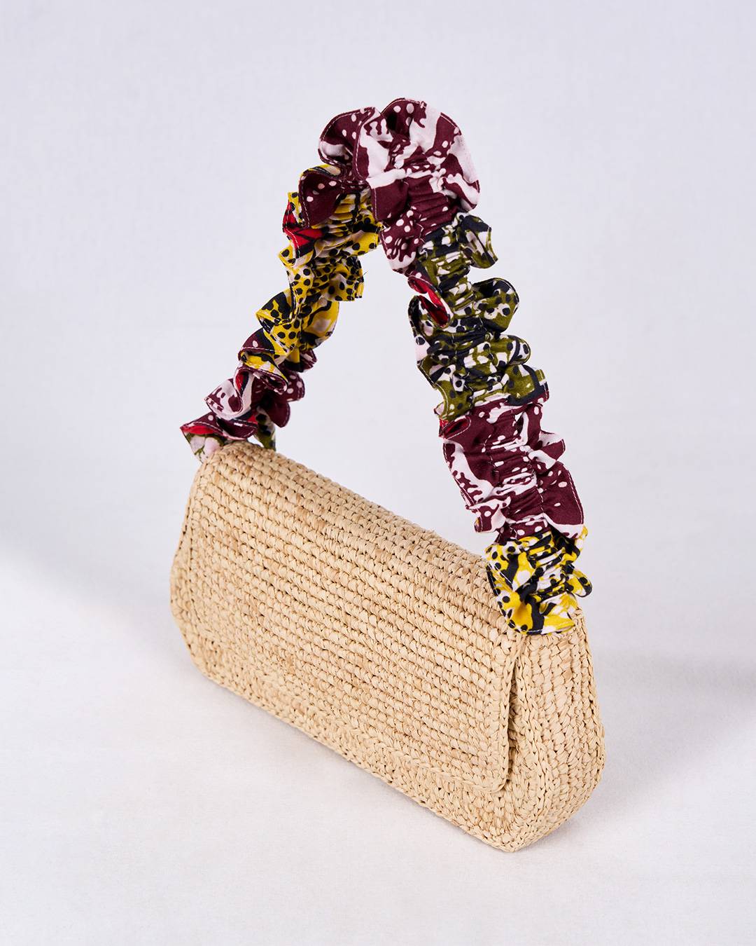 Sac FARA en raphia et tissu wax rouge et vert, mélange de tradition et modernité