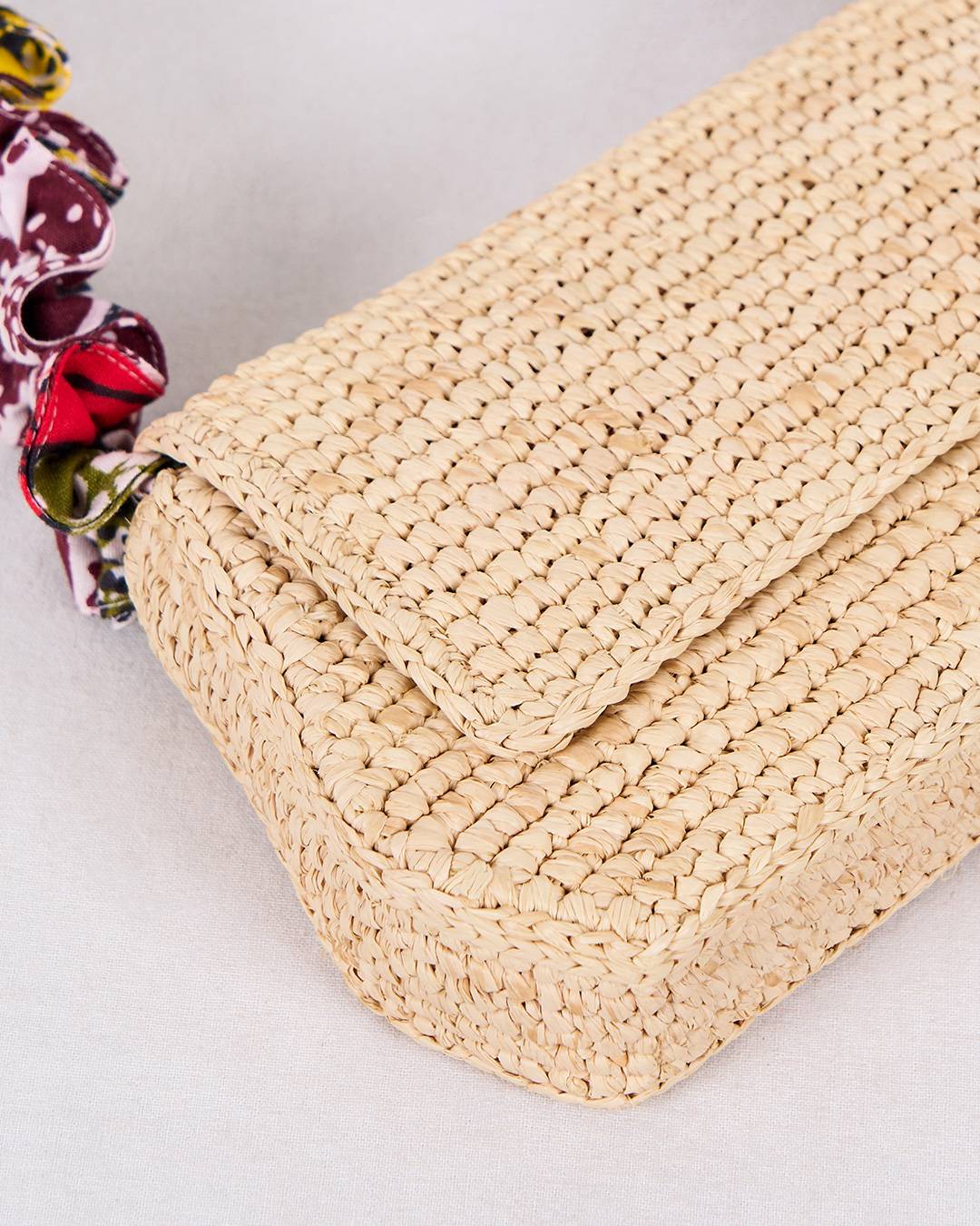 Sac FARA en raphia et tissu wax rouge et vert, mélange de tradition et modernité, vue de zoomée
