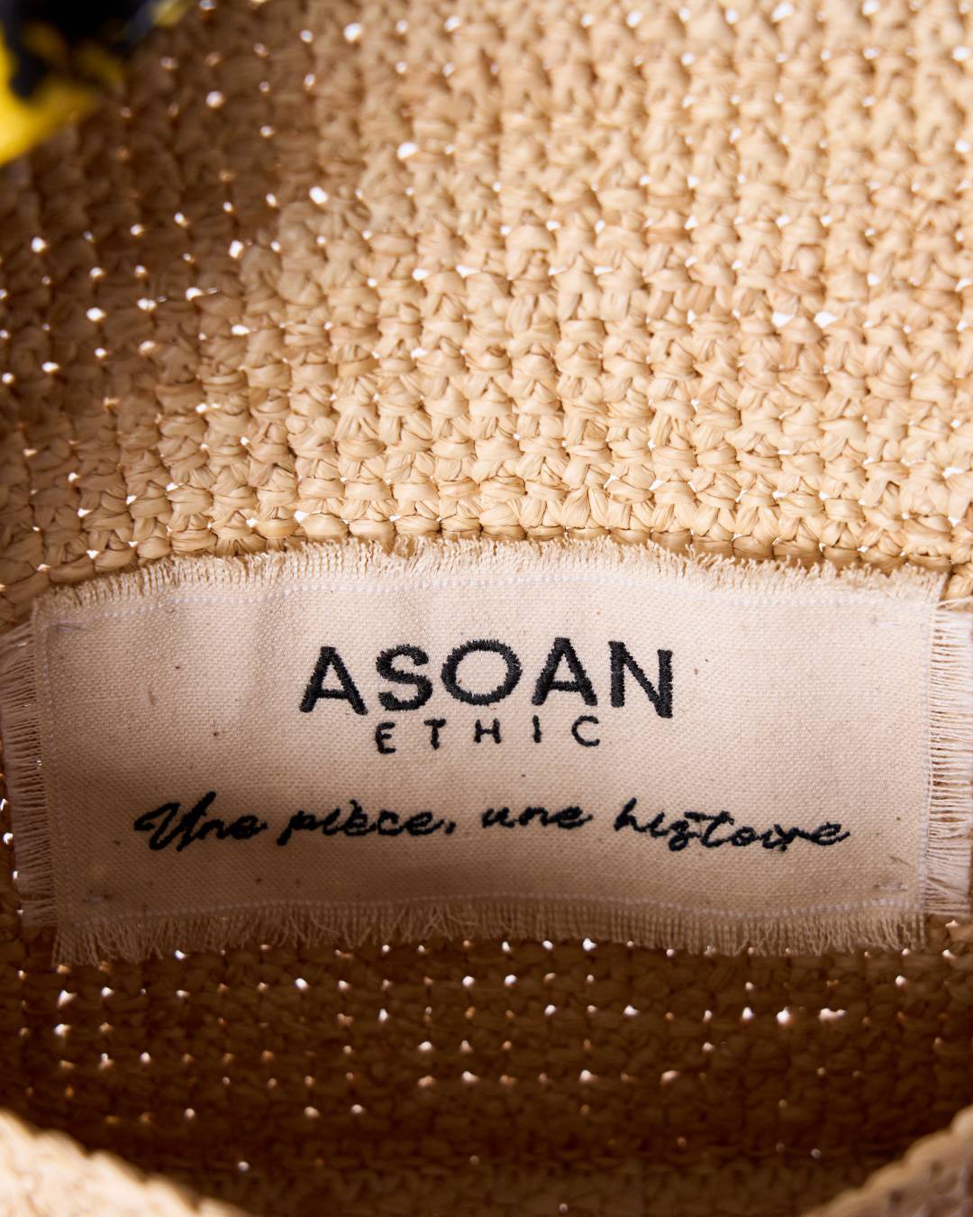 Sac FARA en raphia et tissu wax rouge et vert, mélange de tradition et modernité