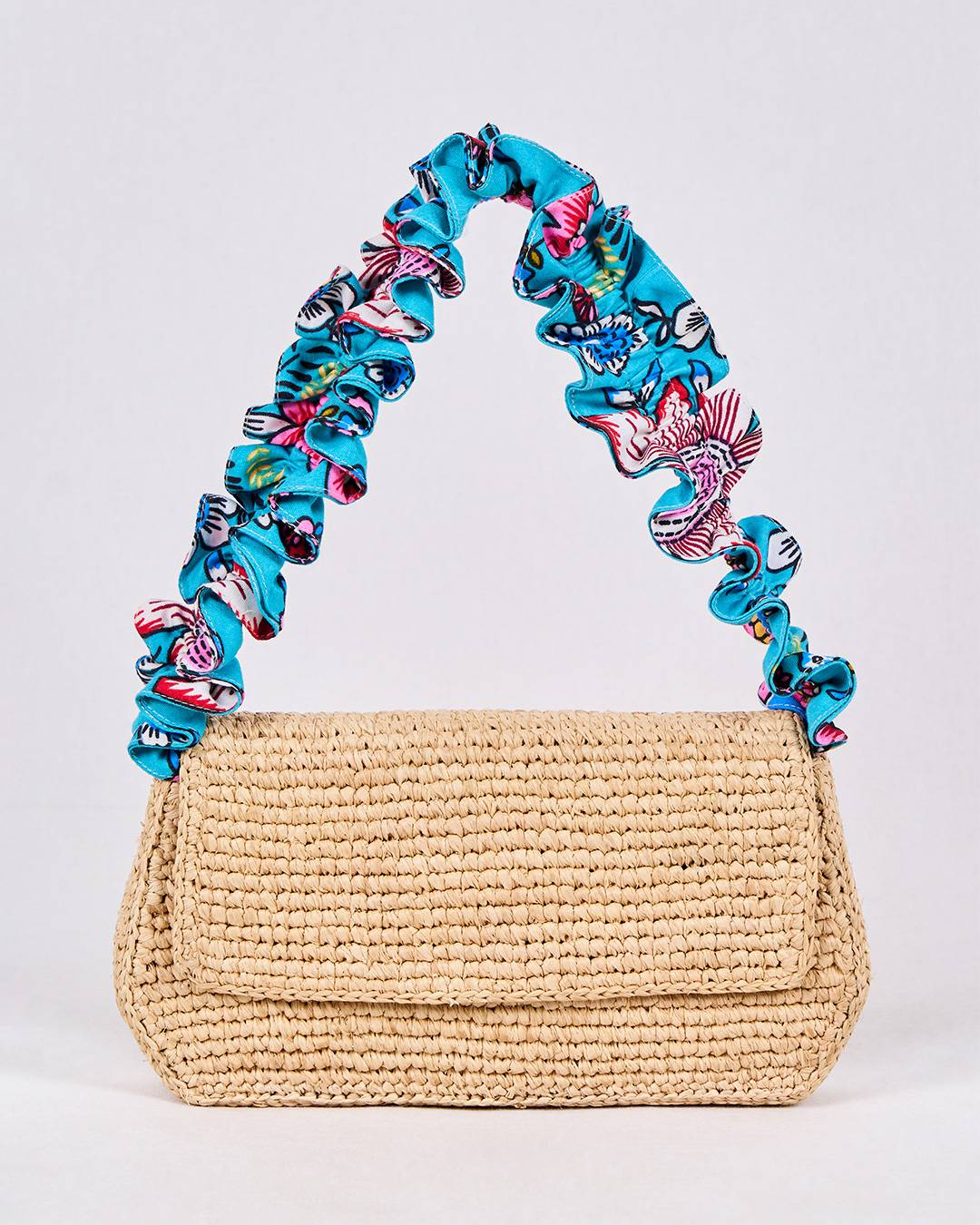 Sac FARA en raphia et tissu wax bleu turquoise, mélange de tradition et modernité, vue de face