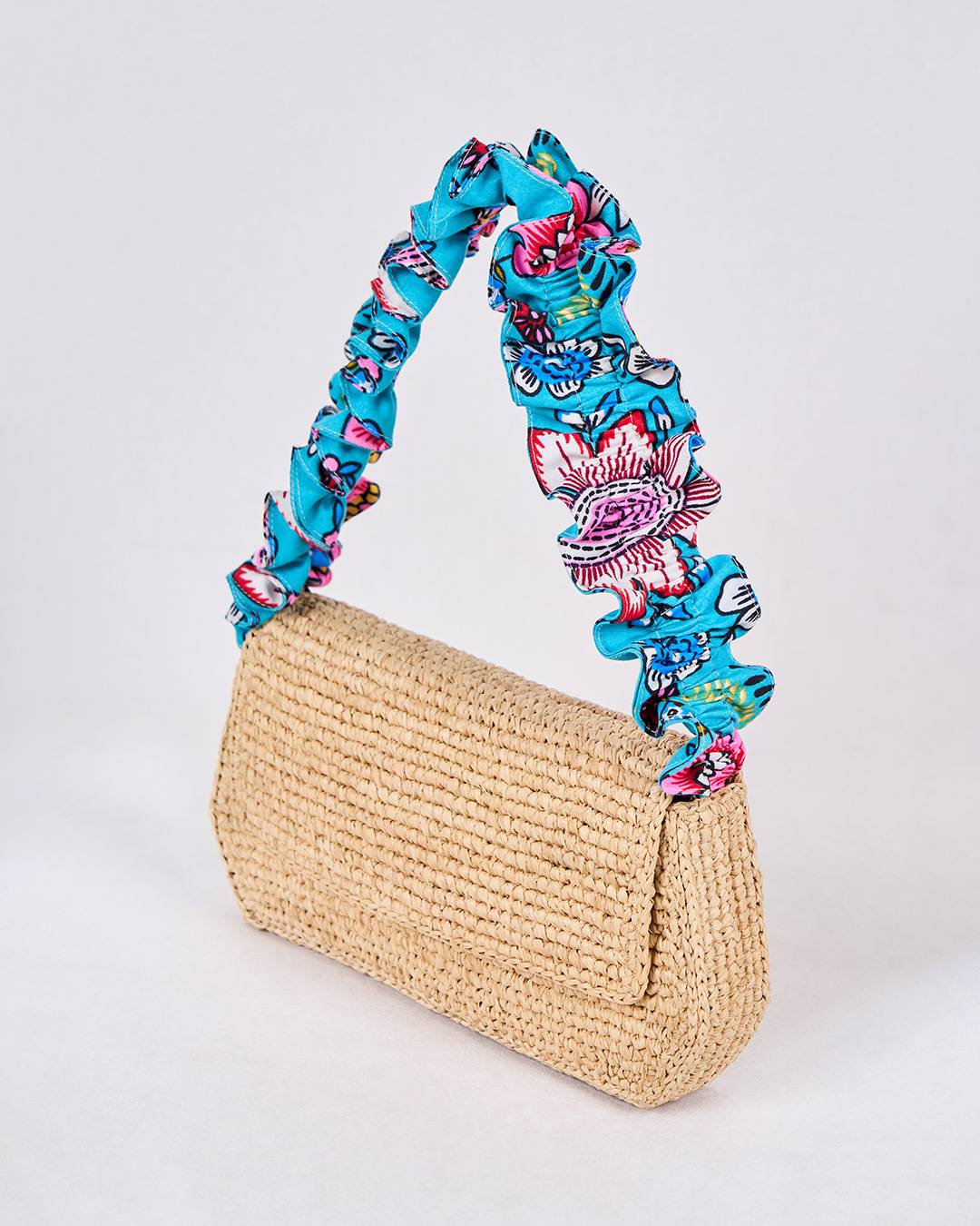 Sac FARA en raphia et tissu wax bleu turquoise, mélange de tradition et modernité, vue de côté