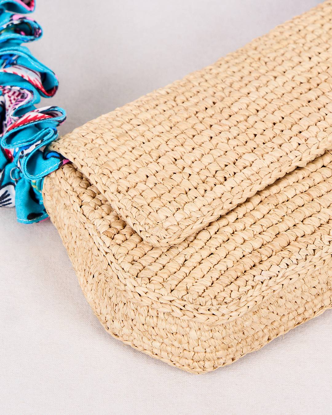 Sac FARA en raphia et tissu wax bleu turquoise, mélange de tradition et modernité, vue à plat
