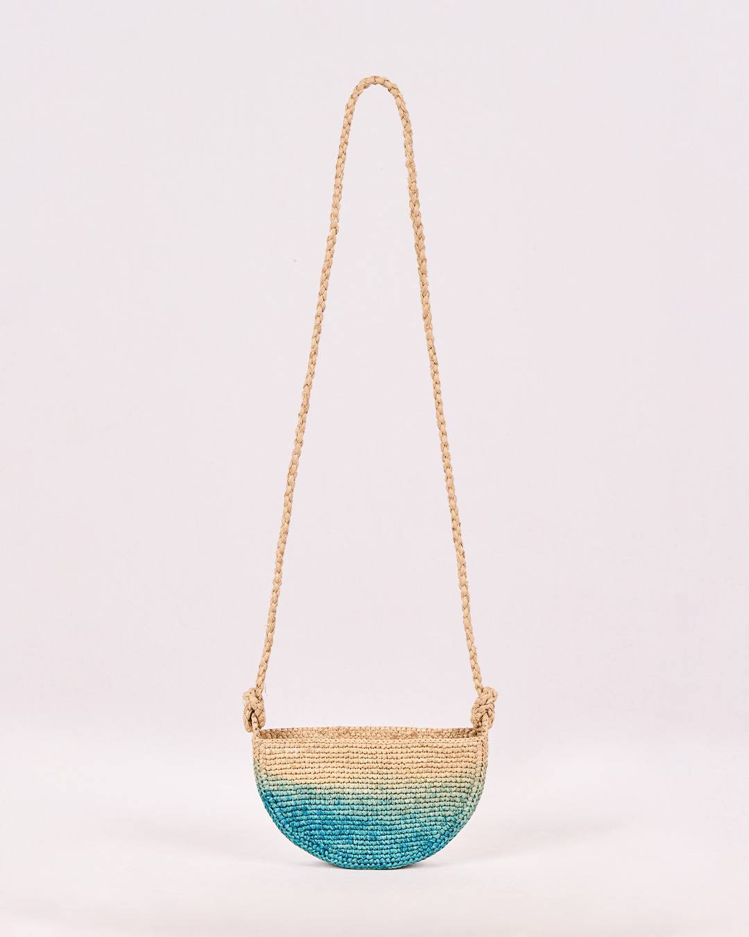 Sac MIRA en raphia naturel et dégradé en bleu turquoise dégradé, format intermédiaire chic et polyvalent vue de face