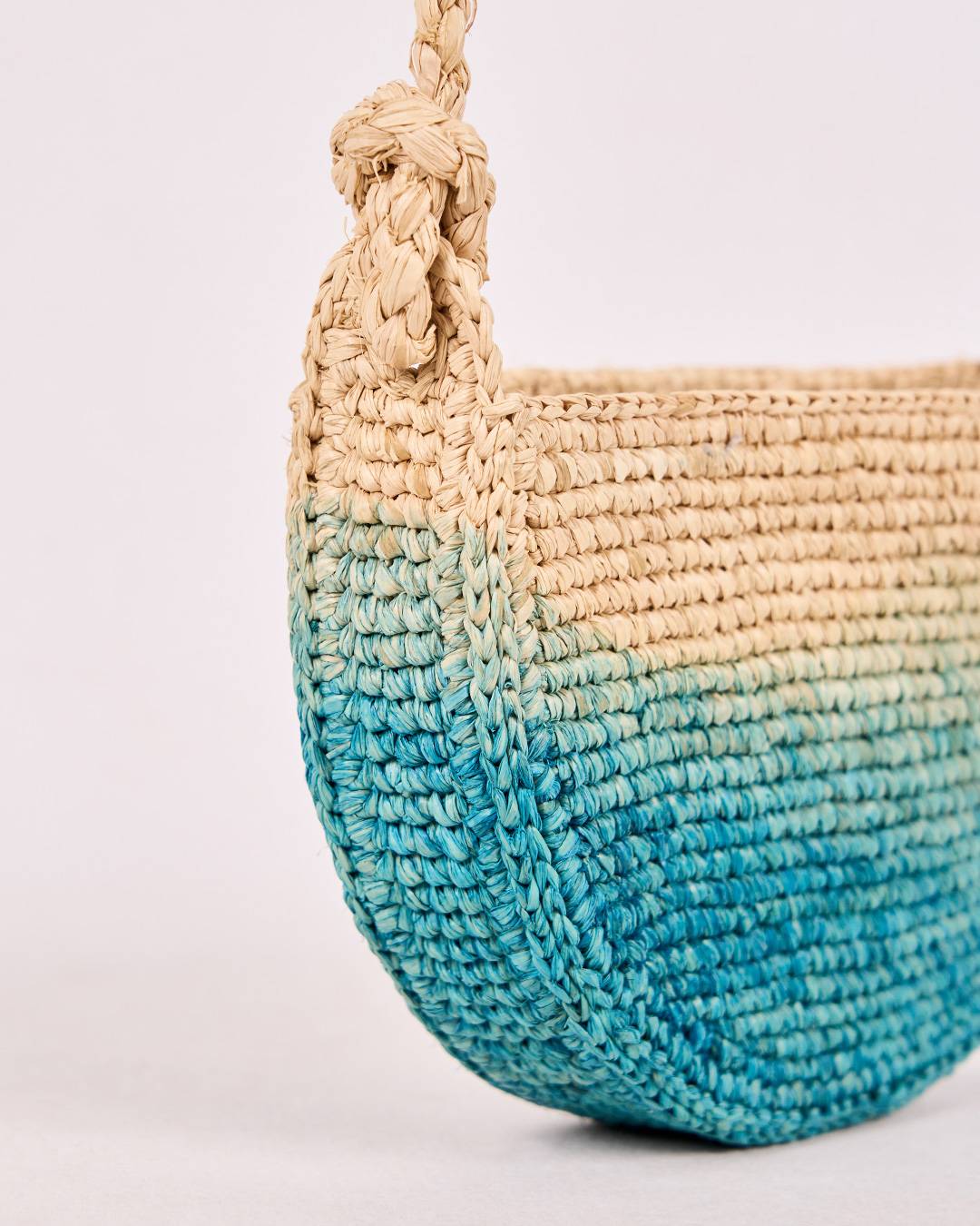 Sac MIRA en raphia naturel et dégradé en bleu turquoise dégradé, format intermédiaire chic et polyvalent vue de zomée