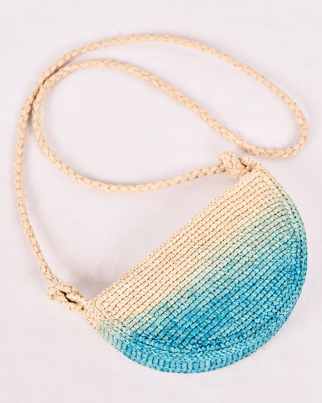 Sac MIRA en raphia naturel et dégradé en bleu turquoise dégradé, format intermédiaire chic et polyvalent vue à plat