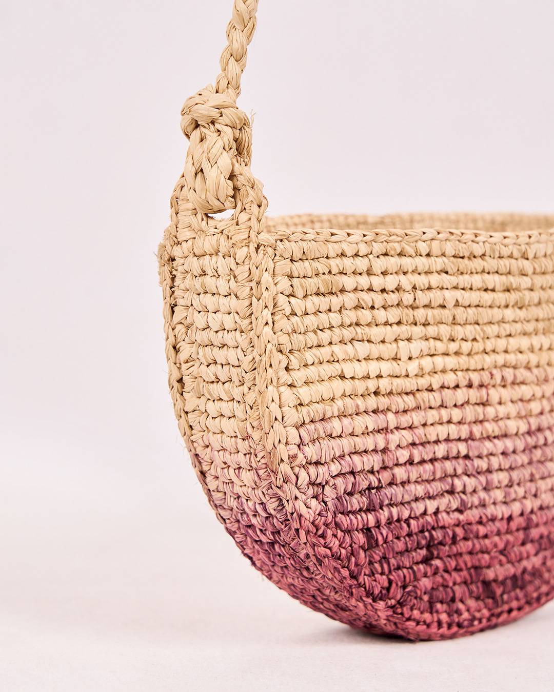 Sac MIRA en raphia naturel et dégradé en grenat dégradé, format intermédiaire chic et polyvalent vue de zoomée