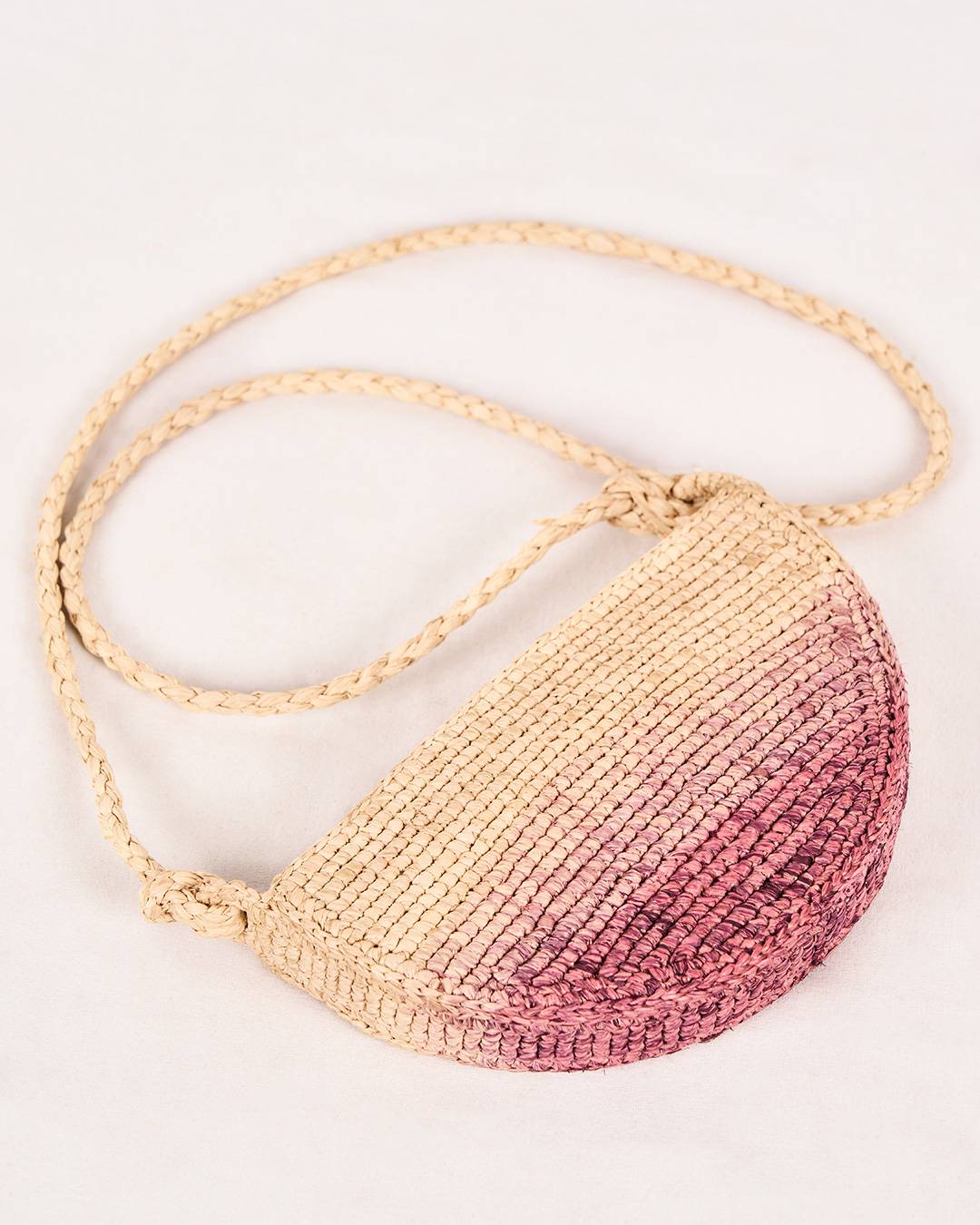Sac MIRA en raphia naturel et dégradé en grenat dégradé, format intermédiaire chic et polyvalent vue à plat