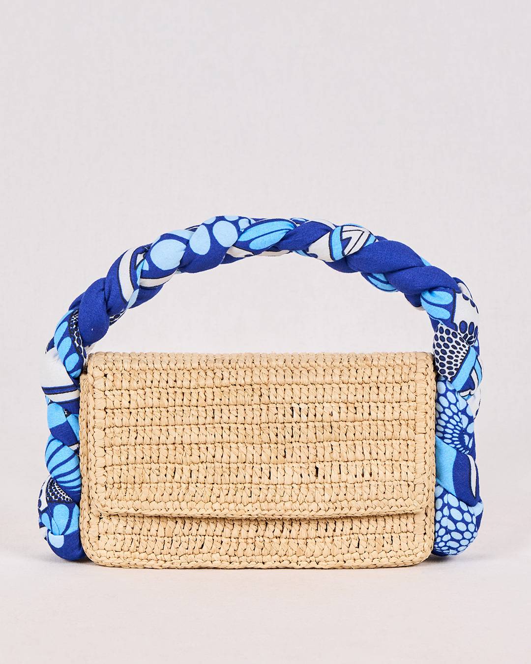 Sac VINA en raphia et wax bleu roi, porté épaule structuré et raffiné, vue de face