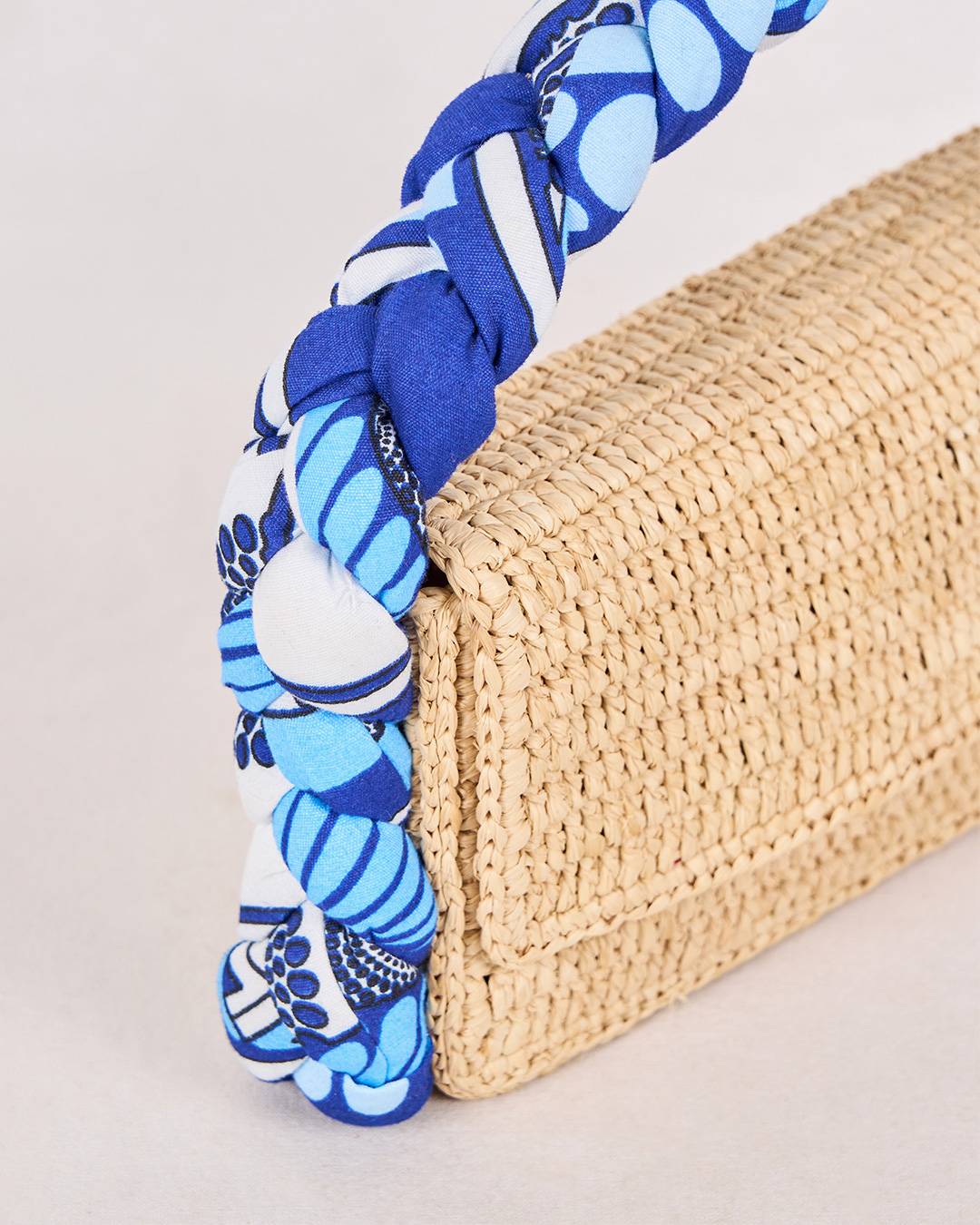 Sac VINA en raphia et wax bleu roi, porté épaule structuré et raffiné, vue de zoomée