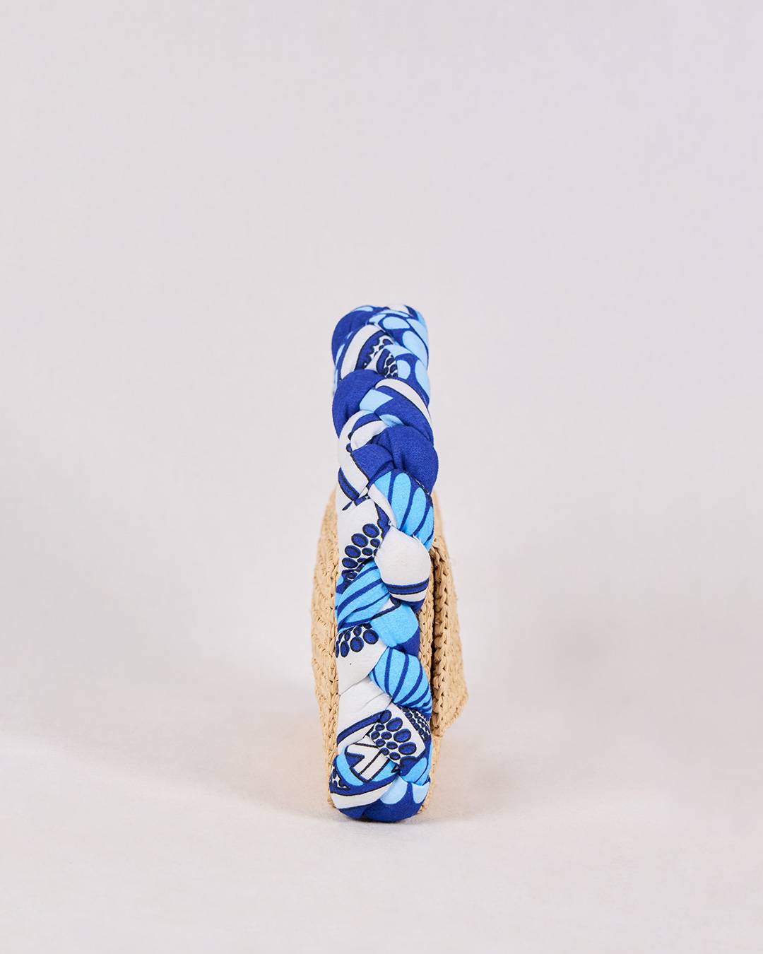 Sac VINA en raphia et wax bleu roi, porté épaule structuré et raffiné, vue de profil