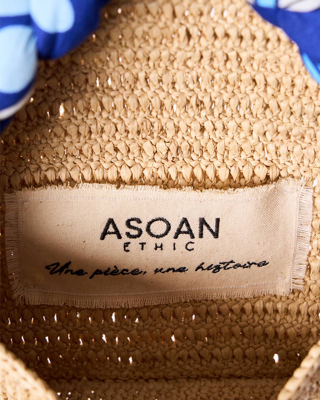 Sac VINA en raphia et wax bleu roi, porté épaule structuré et raffiné, vue de zoomée