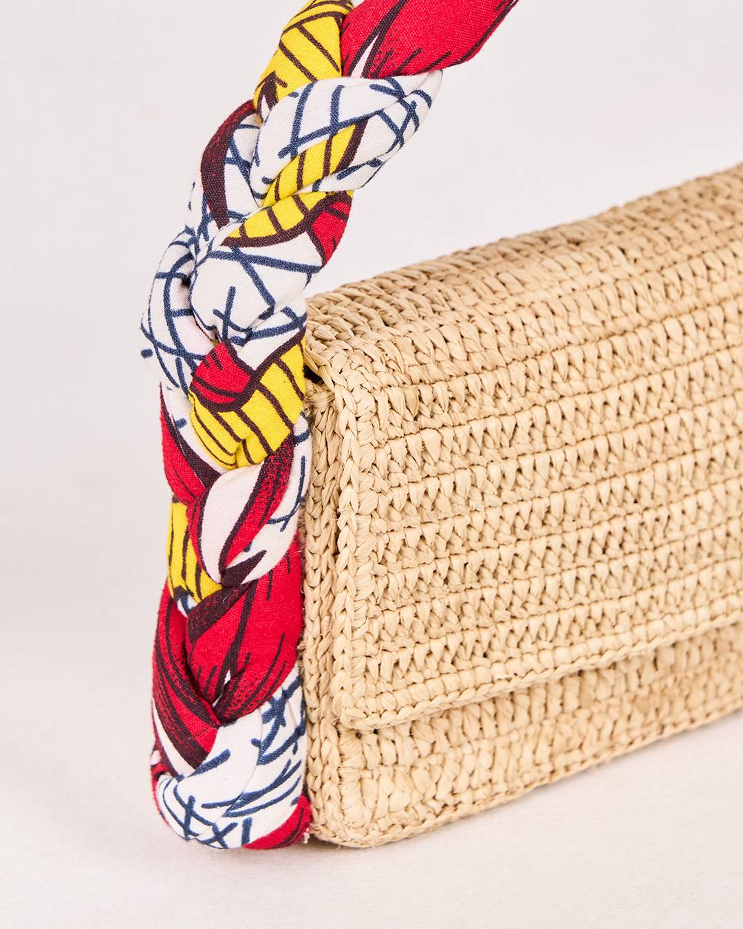 Sac VINA en raphia et wax rouge et jaune, porté épaule structuré et raffiné, vue de zoomée
