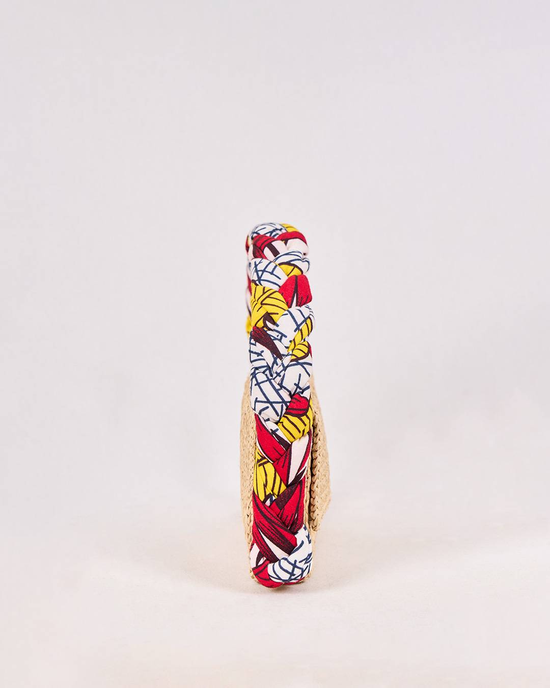 Sac VINA en raphia et wax rouge et jaune, porté épaule structuré et raffiné, vue de profil