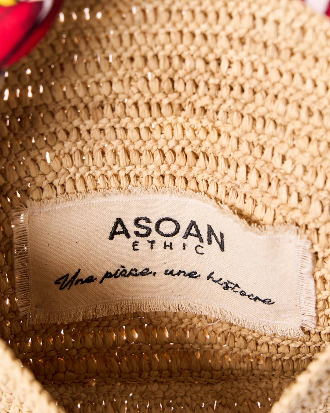 Sac VINA en raphia et wax rouge et jaune, porté épaule structuré et raffiné, vue de zoomée
